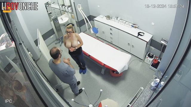 Doctor finds it hard to concentrate next to such busty hottie