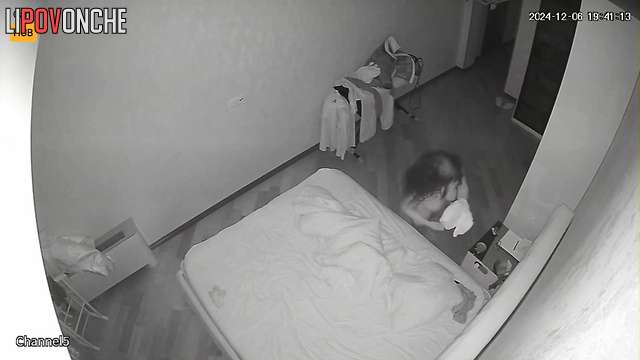 Wild sex on the bed her husband (hidden camera)