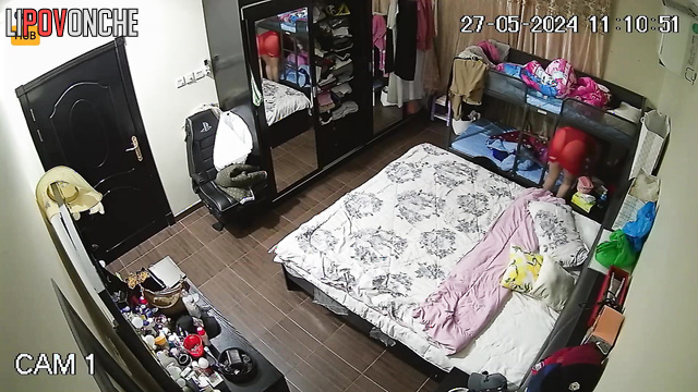 Her fucker will arrive any minute - bedroom live
