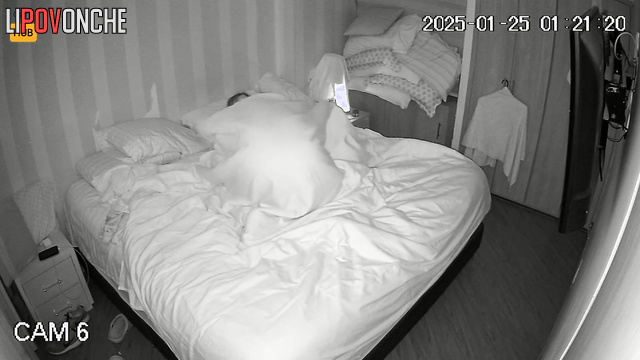 Her modset lover made her cunni under the blanket