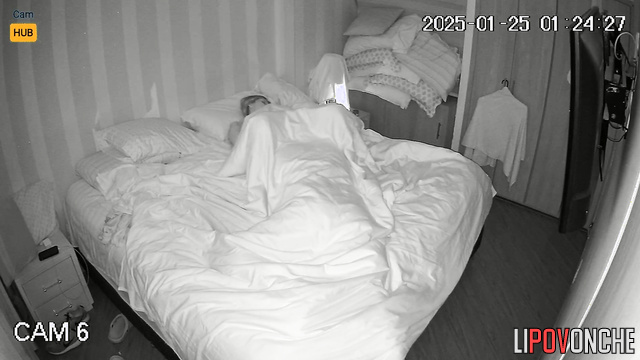 Her modset lover made her cunni under the blanket