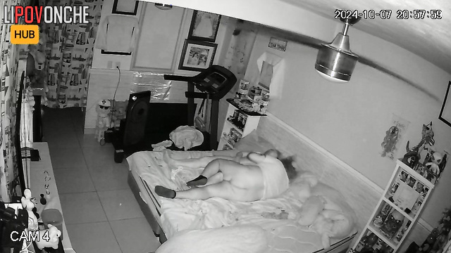 Tattooed guy with fat pubis taesing his girlfriend in the bed