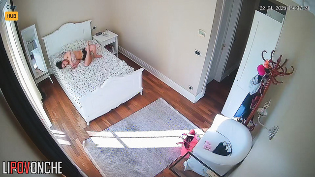 A hidden camera showed an interesting way of masturbating on the side of a Turkish woman.