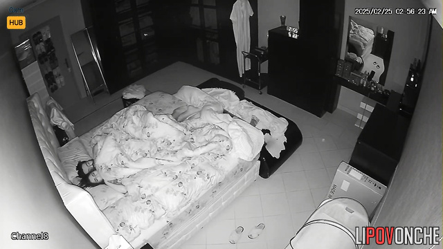 A lover fucked his sleepy pregnant girlfriend in the middle of the night.
