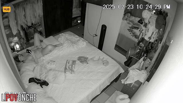 A seductive Costa Rican woman brought herself to orgasm while chatting with her lover