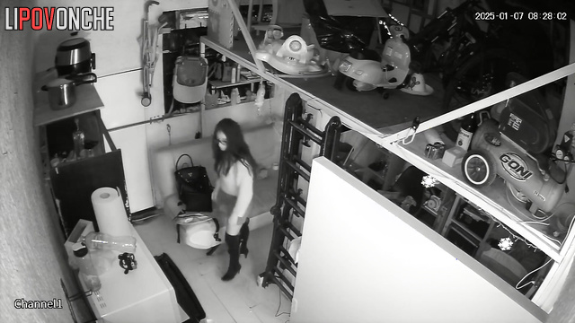 A young girl wearing glasses invited her boyfriend into the garage for some hot sex
