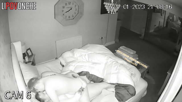 A naked, tattooed mommy sneaks up on her sleeping husband in the dark