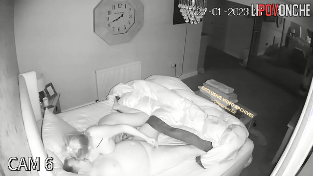 A naked, tattooed mommy sneaks up on her sleeping husband in the dark