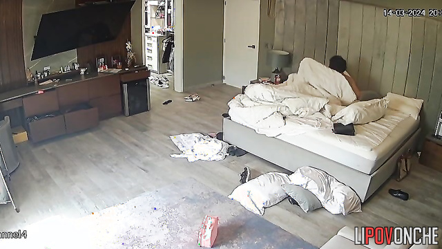 They plan to spend the whole day in bed (hidden video)