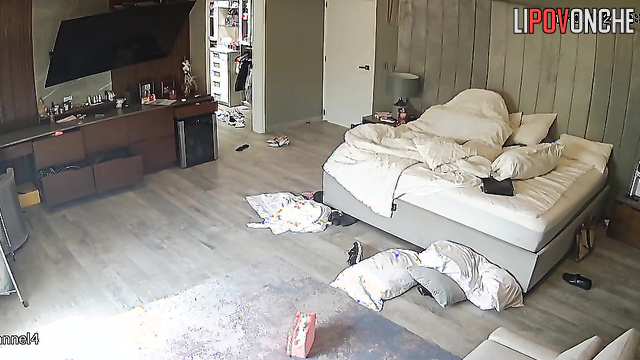 They plan to spend the whole day in bed (hidden video)