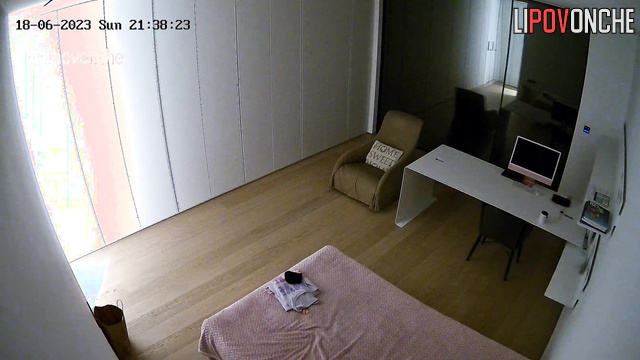 Young babe really didn't like being watched (hidden camera)