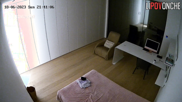 Young babe really didn't like being watched (hidden camera)