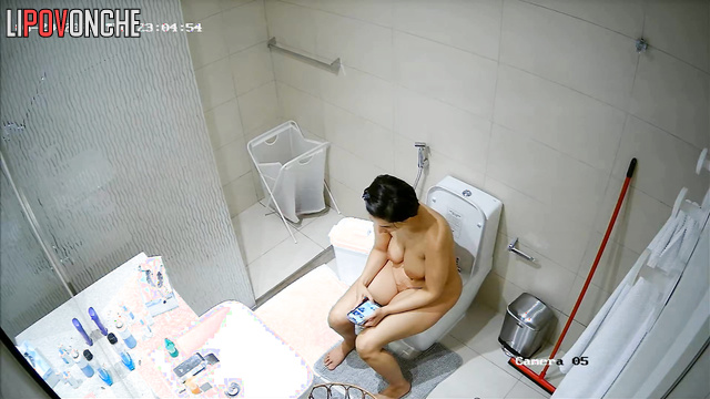 She first chatted on the toilet and then went to take a bath
