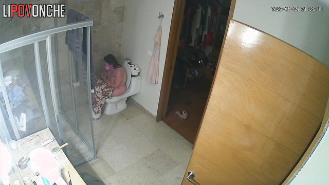 She sat on the toilet for a long time and chatted with her new friend