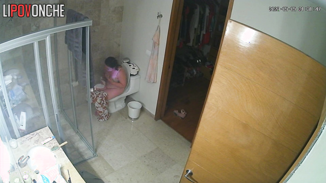 She sat on the toilet for a long time and chatted with her new friend