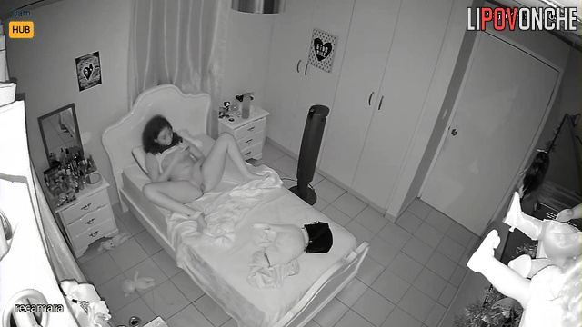 Young Panamanian student plays with her pussy while talking on the phone