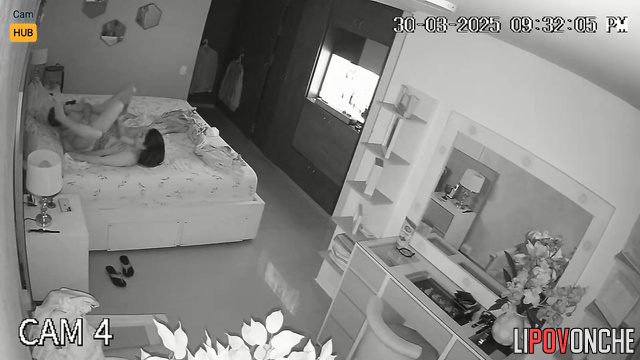 Guy really enjoying her dirty vagina / bedroom video