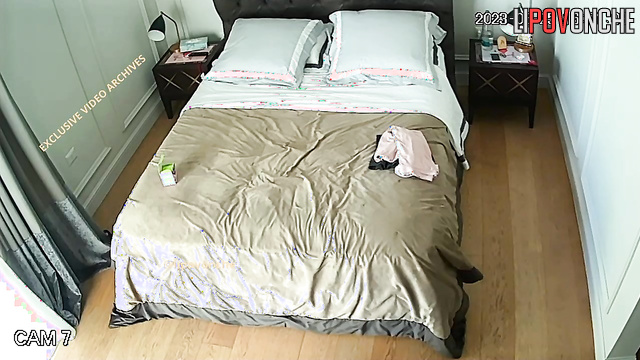 It was the most boring day of her life, solo video