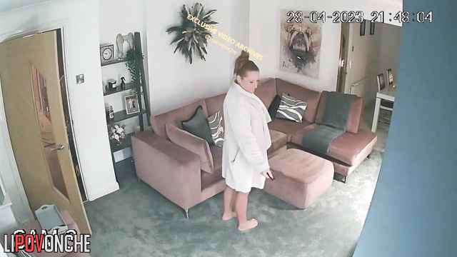 A red-haired beauty cheats on her husband with a bald man in passing