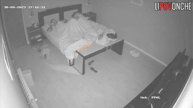 This couple started fucking as soon as they got to the bed