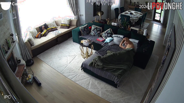 Beauty lady enjoying sensual cunni in the living room