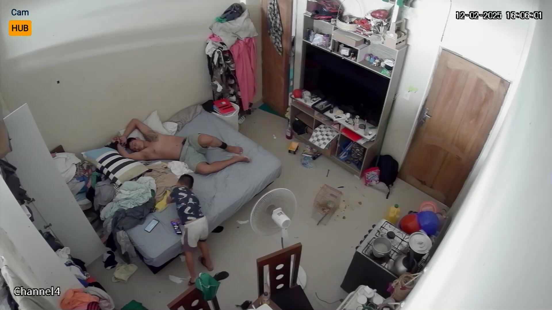 They fucking in their small and dirty room, look now