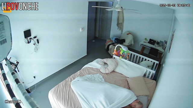 Bald husband fucked his sexy tanned wife with a big pleasure