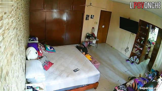 Seductive hottie brings herself to orgasm in bed while no one is home