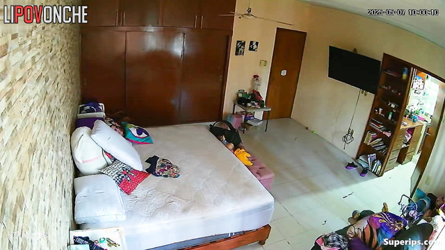 Seductive hottie brings herself to orgasm in bed while no one is home