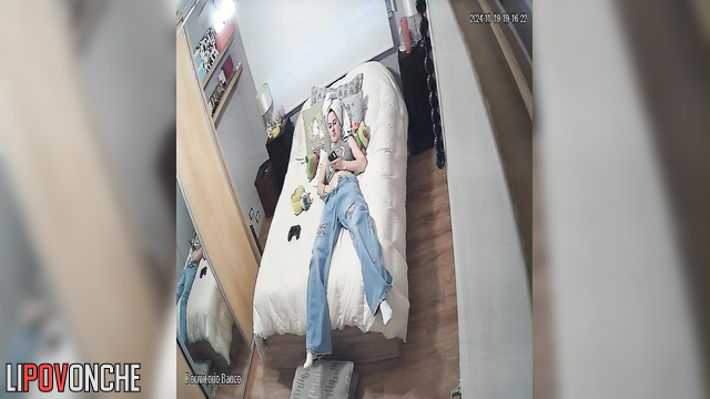 Fast orgasm of redheaded cutie after showering before going for a walk