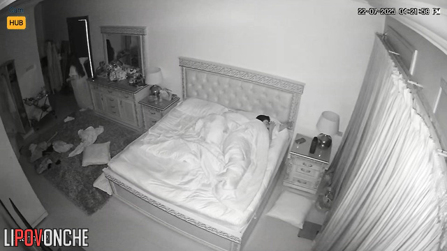 She woke up her boyfriend and sat on his dick, home video