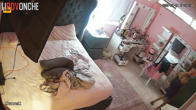 Naked curvy lady is almost ready for her fucker's show