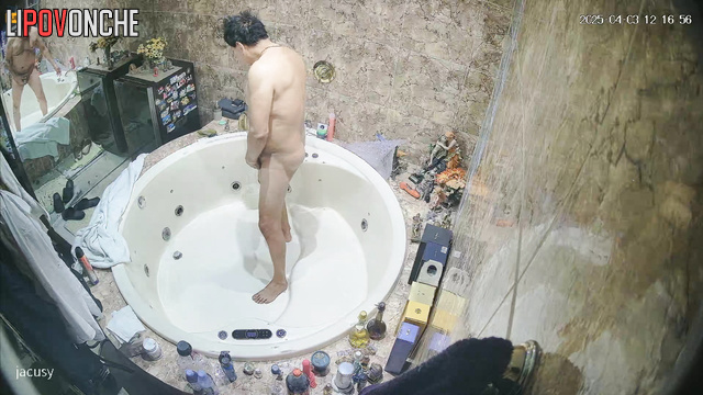 Wife making blowjob in a huge jacuzzi (hidden cam)