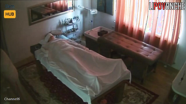 Chubby woman got a naked massage, look (public cam)