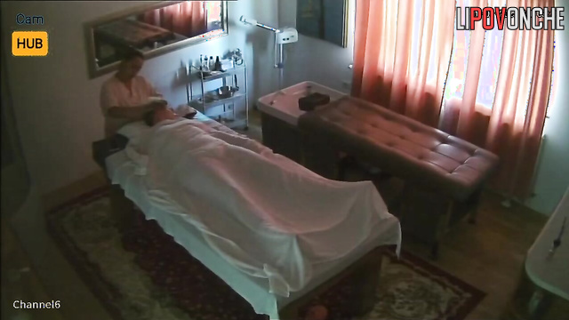 Chubby woman got a naked massage, look (public cam)