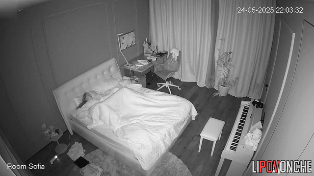 Before going to bed, a seductive teenage girl brings herself to orgasm