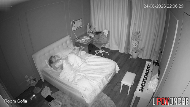 Before going to bed, a seductive teenage girl brings herself to orgasm