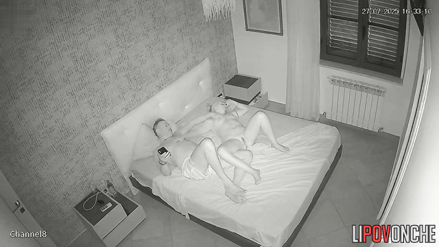 A sexy blonde deliberately stripped naked to seduce her bored husband