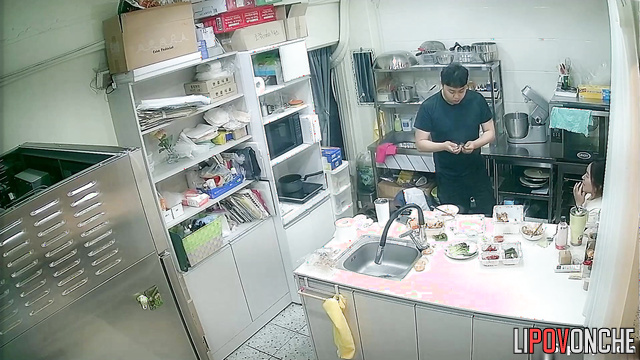 A young Korean girl was fucked by her new boyfriend right in the kitchen