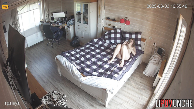 Naked lady chilling on the bed alone (but she wanna fuck)