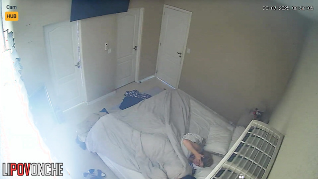 Couple kissing and fucking in missionary at the same time
