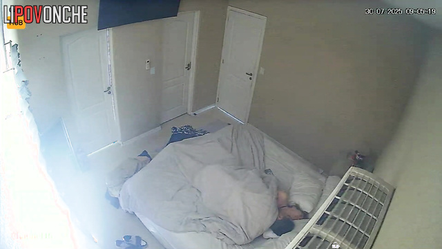 Couple kissing and fucking in missionary at the same time