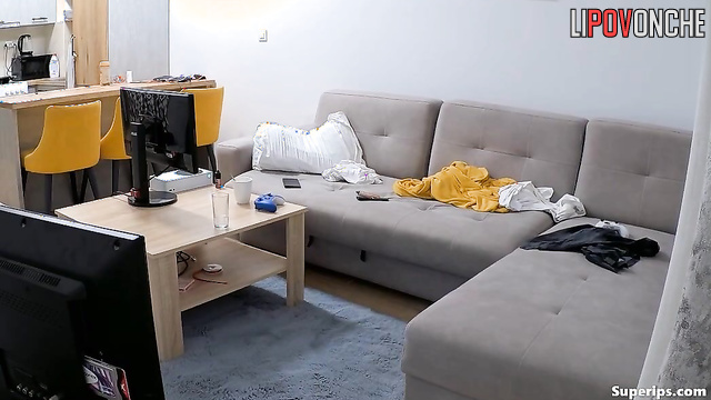 Blowjob in the living room without bra, look / hidden cam