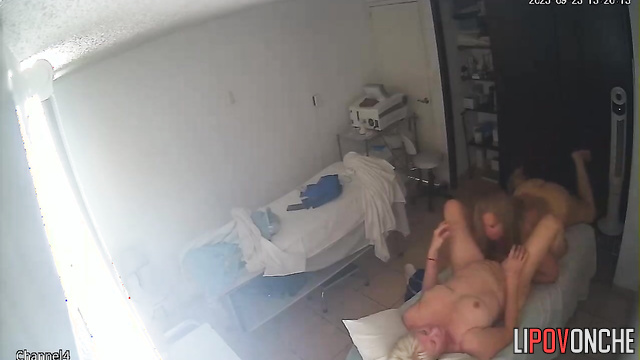 Old lesbian came for a massage to enjoy cunnilingus