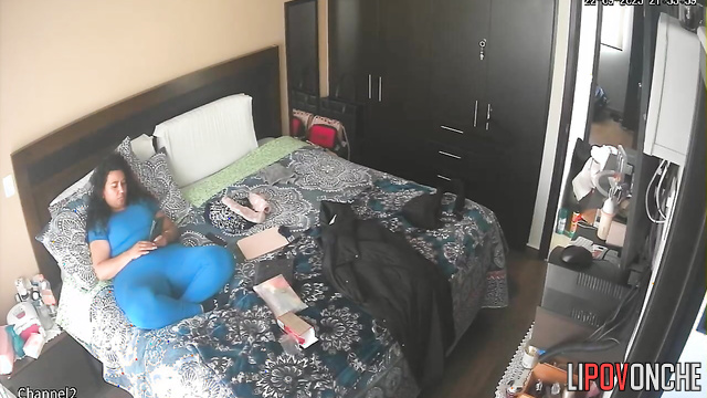 Slutty brunette with big ass did it again with a vibrator