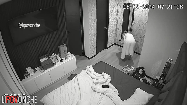 A girl who has just stepped out of the shower brings herself to orgasm with a vibrator