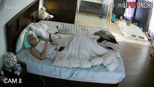 Milf spending her evening hot - bedroom live video