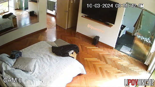 Naked woman is going for a run (watch it right now)