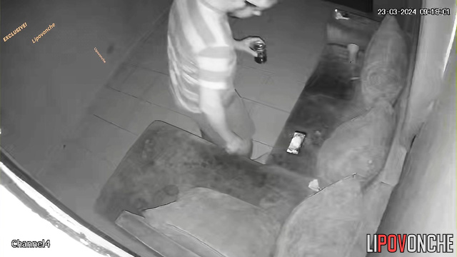 Lady making her blowjob and he playing on the phone