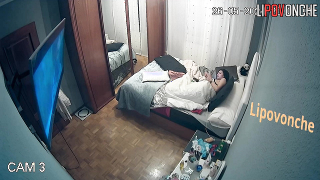 People eating pizza and watching tv / cute home video